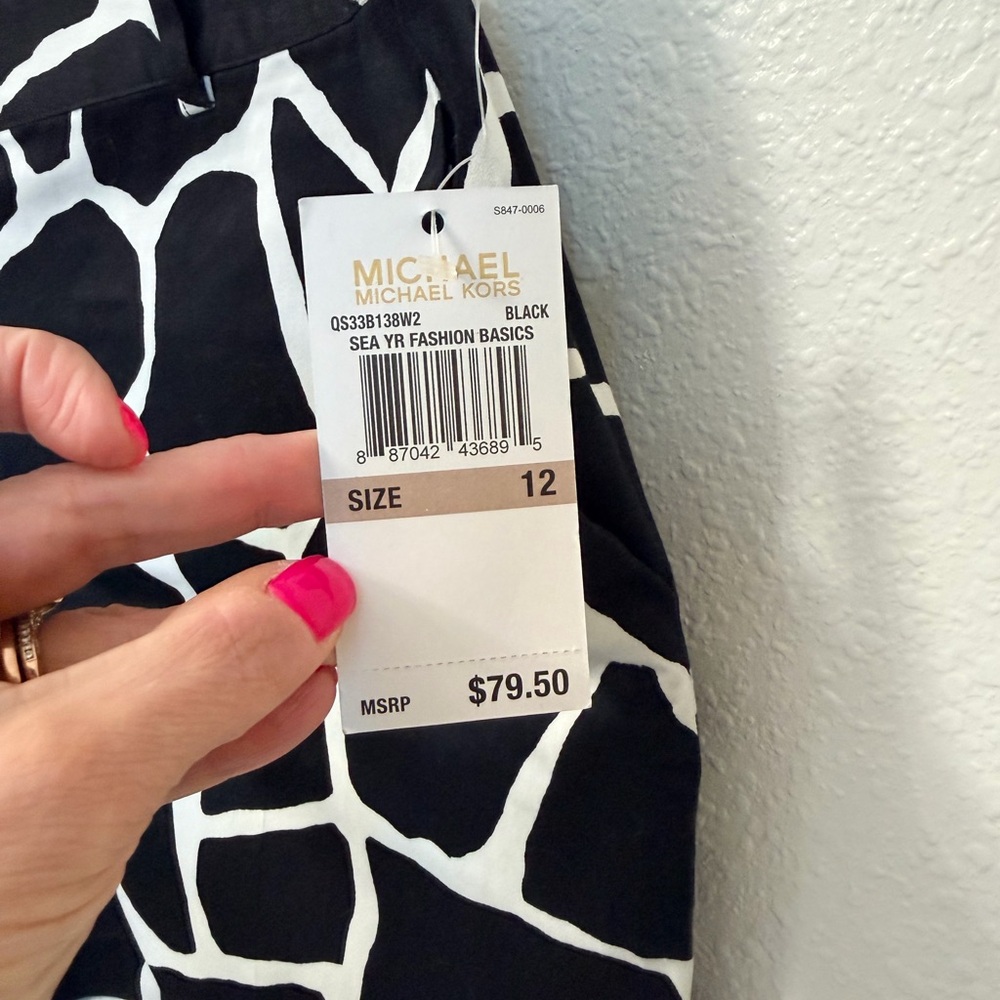 Michael Kors Black and White Patterned Women Shorts - Picture 3 of 16